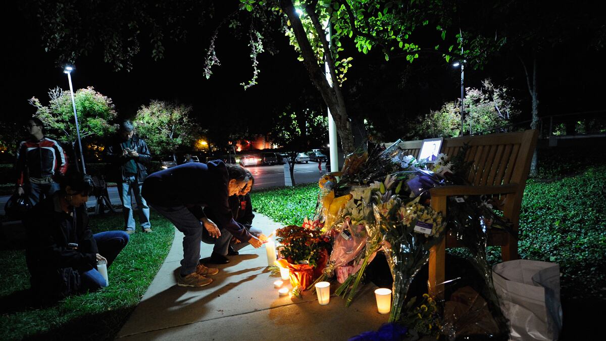 galleries/2011/10/06/steve-jobs-memorials-cupertino-headquarters-more-photos/cupertino2-steve-jobs-memorials_wzucrx