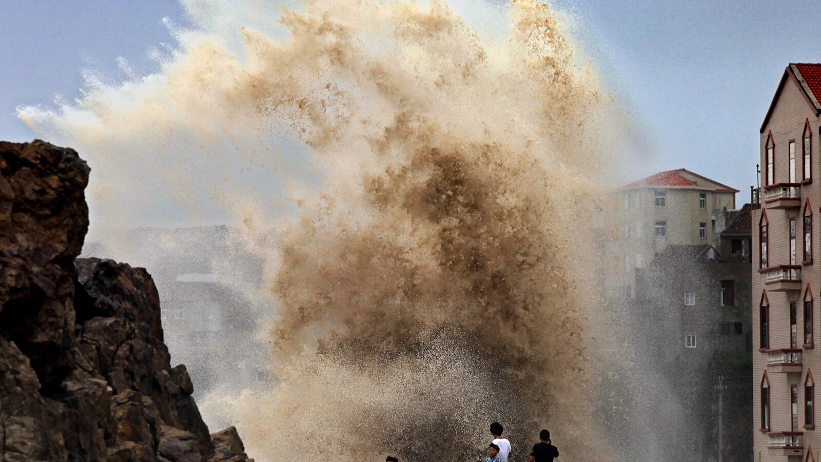 galleries/2015/08/09/typhoon-swamps-china-and-taiwan-photos/150809-china-typhoon-soudelor-tease_hiqjpp