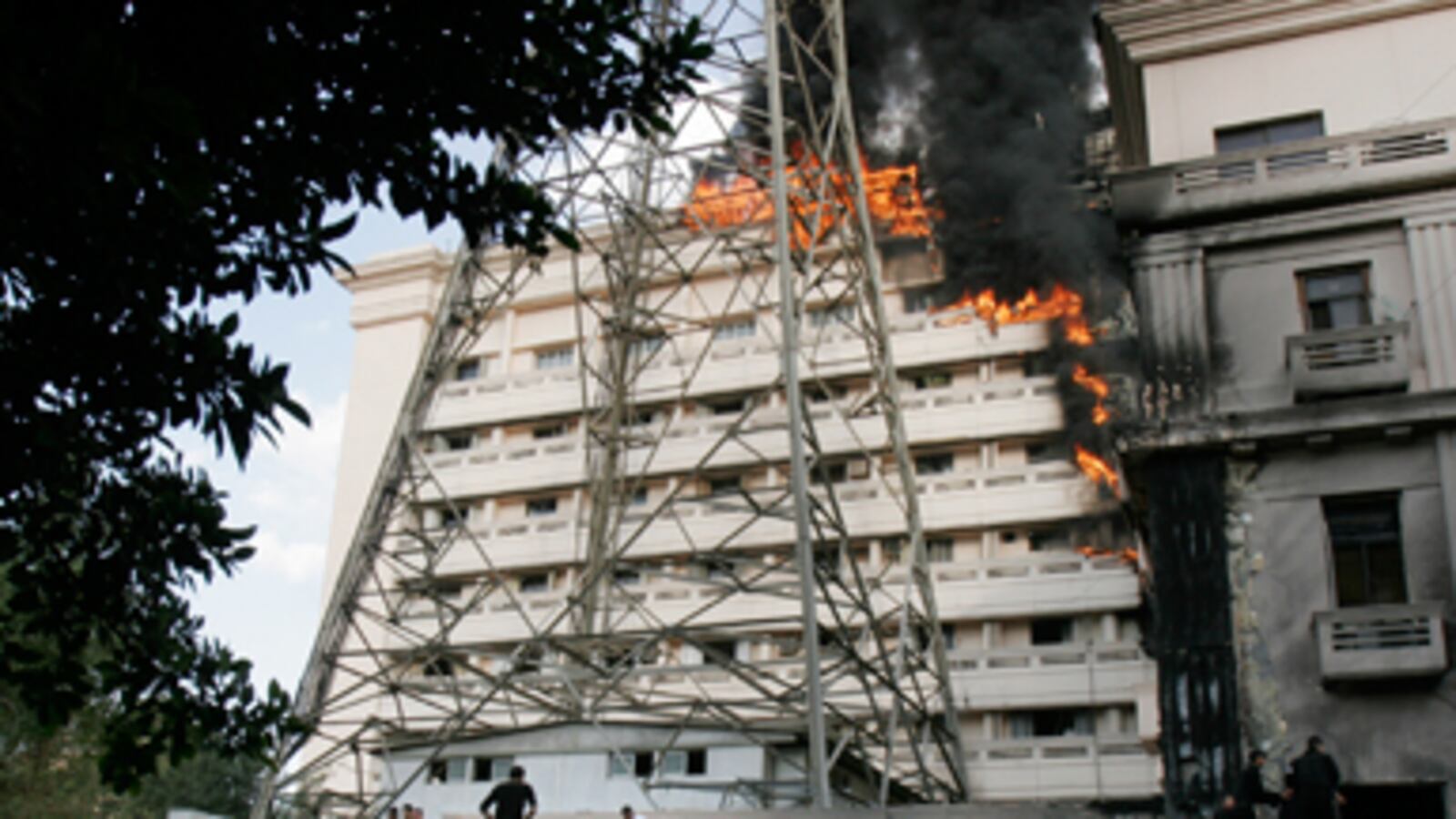 cheats/2011/03/22/egyptian-interior-ministry-on-fire/egypt-interior-ministry_lqkhci