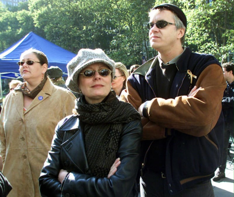 galleries/2010/01/03/sarandon-and-robbins-split/robbins-saradon-split---rally_sltz8w