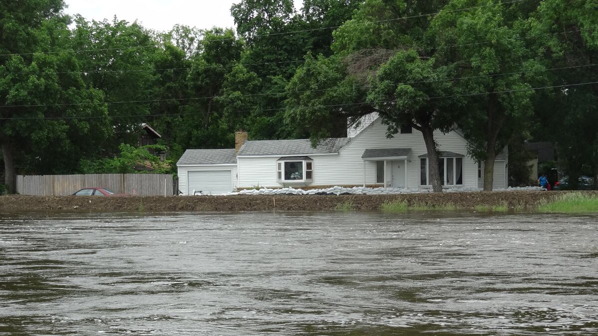 cheats/2011/06/22/north-dakota-city-evacuated/minot-flooding-cheat_qdrjzg