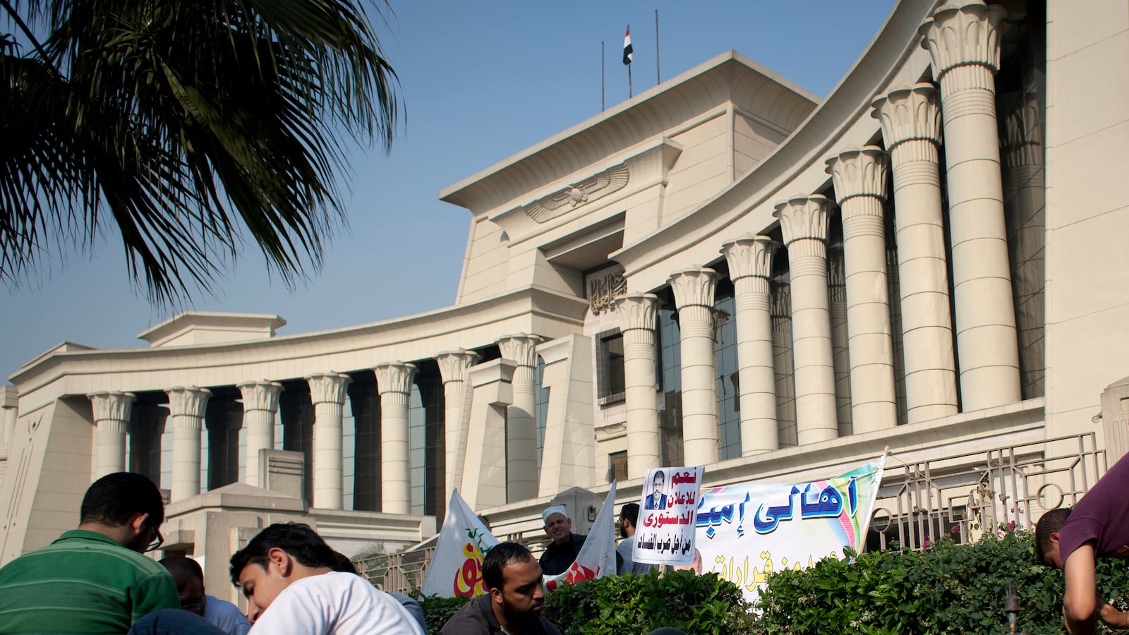 cheats/2012/12/03/egypt-s-top-court-joins-strike/egypt-court-strike-morsi-cheat_qcujbu