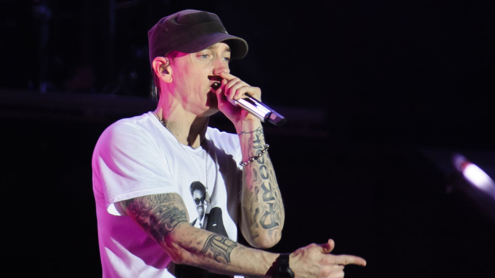 articles/2013/11/05/the-marshall-mathers-lp-2-review-eminem-s-a-great-rapper-with-nothing-to-say/131104-eminem-album-tease_q7uqs5