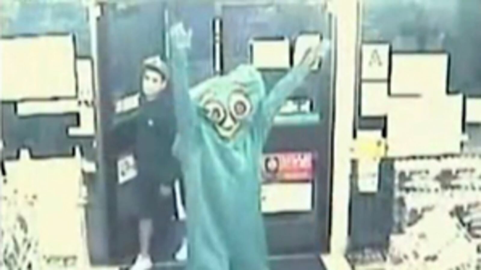 cheats/2011/09/08/gumby-attempts-7-eleven-robbery/gumby-robber-7-eleven-cheat_nmqwkn