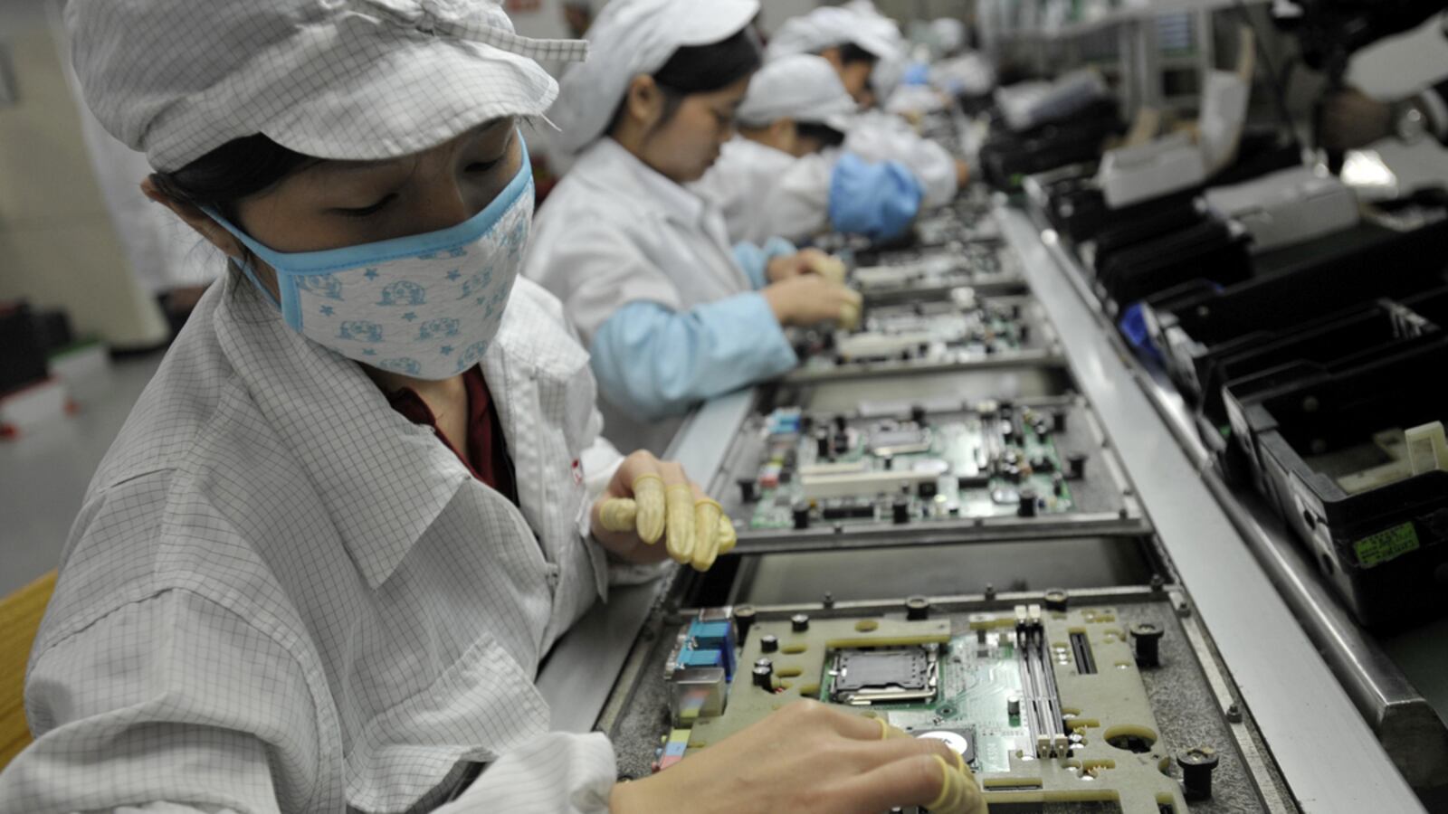 cheats/2012/10/16/underage-interns-found-at-china-s-foxconn/foxconn-young-interns-cheat_pdyzc0