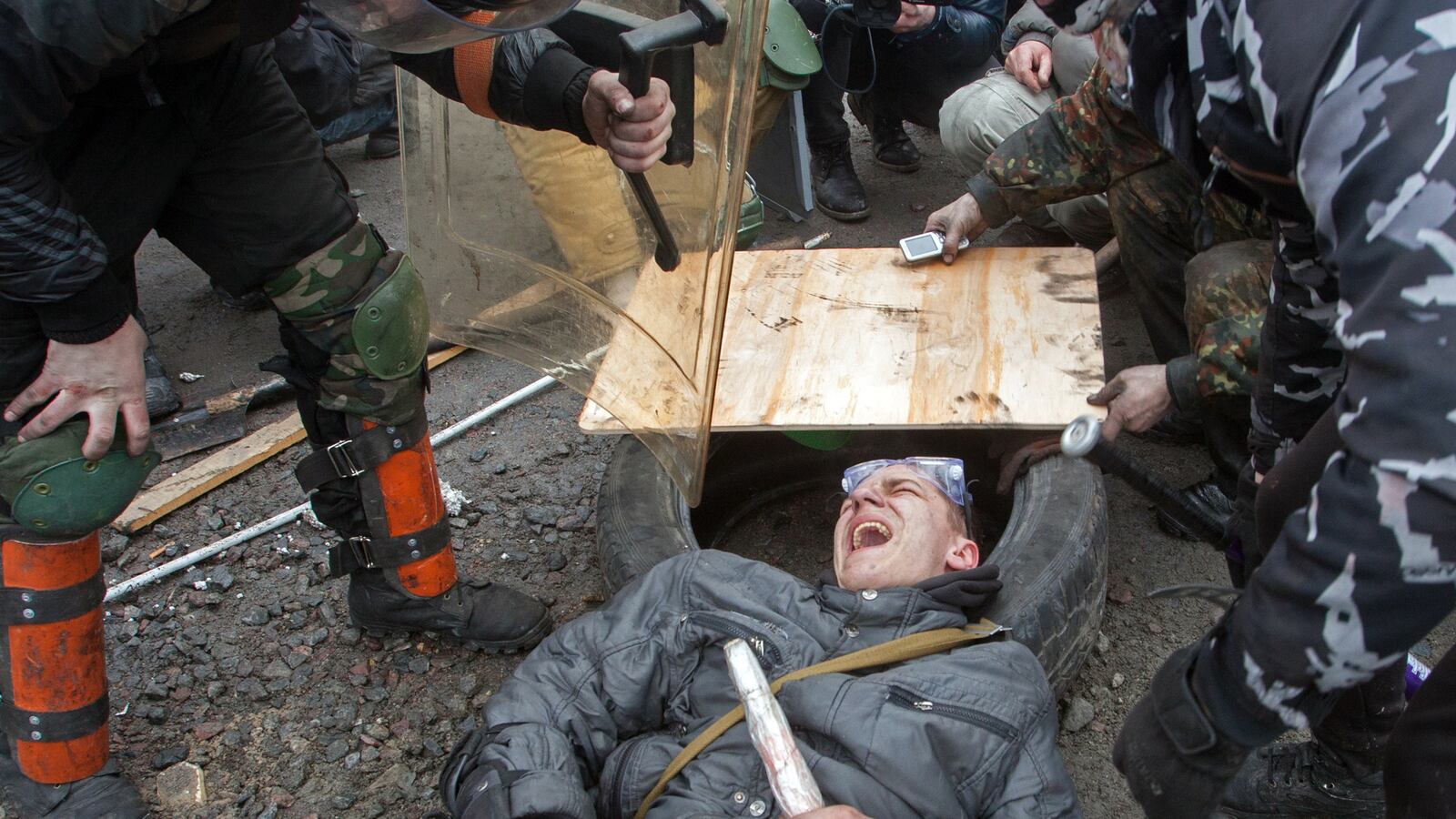 galleries/2014/02/18/an-all-out-battle-erupts-in-ukraine-photos/140220-ukraine-protest1_c8twyv