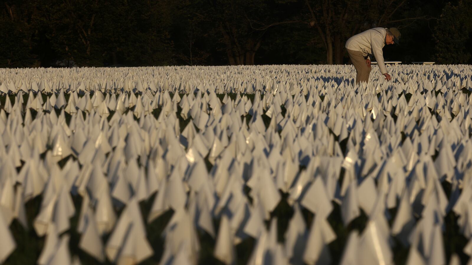 2021-10-01T193840Z_1796782556_RC201Q9HNMWA_RTRMADP_3_HEALTH-CORONAVIRUS-USA-FLAGS_ey65jy