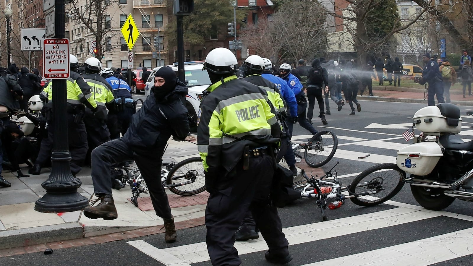 cheats/2017/01/20/chaos-as-anti-trump-d-c-protests-erupt/170120-trump-inauguration-protest-cheat_bcw4xv