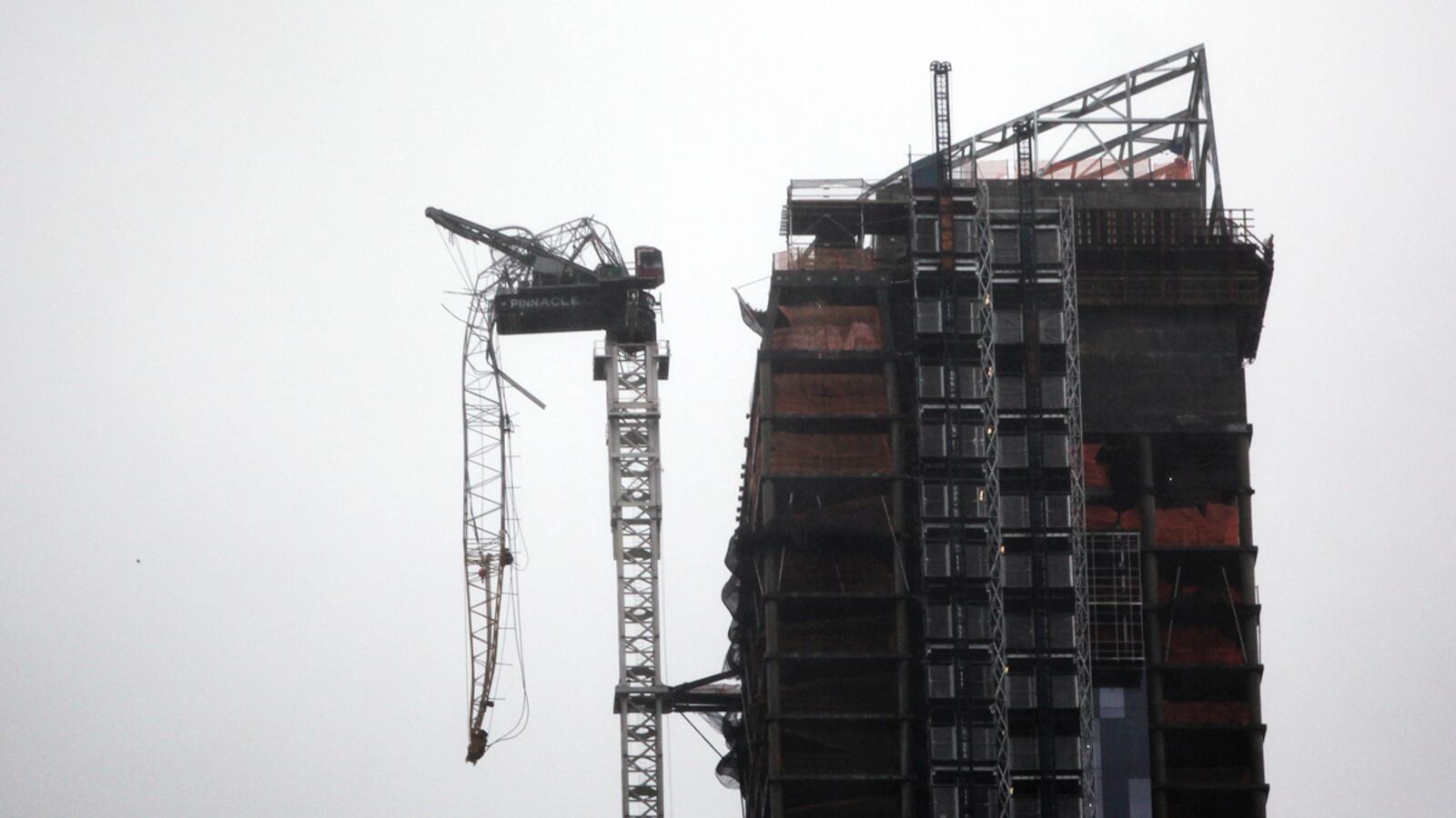 cheats/2012/10/29/crane-teeters-from-manhattan-tower/crane-west-57th-sandy-cheat_nlssj3