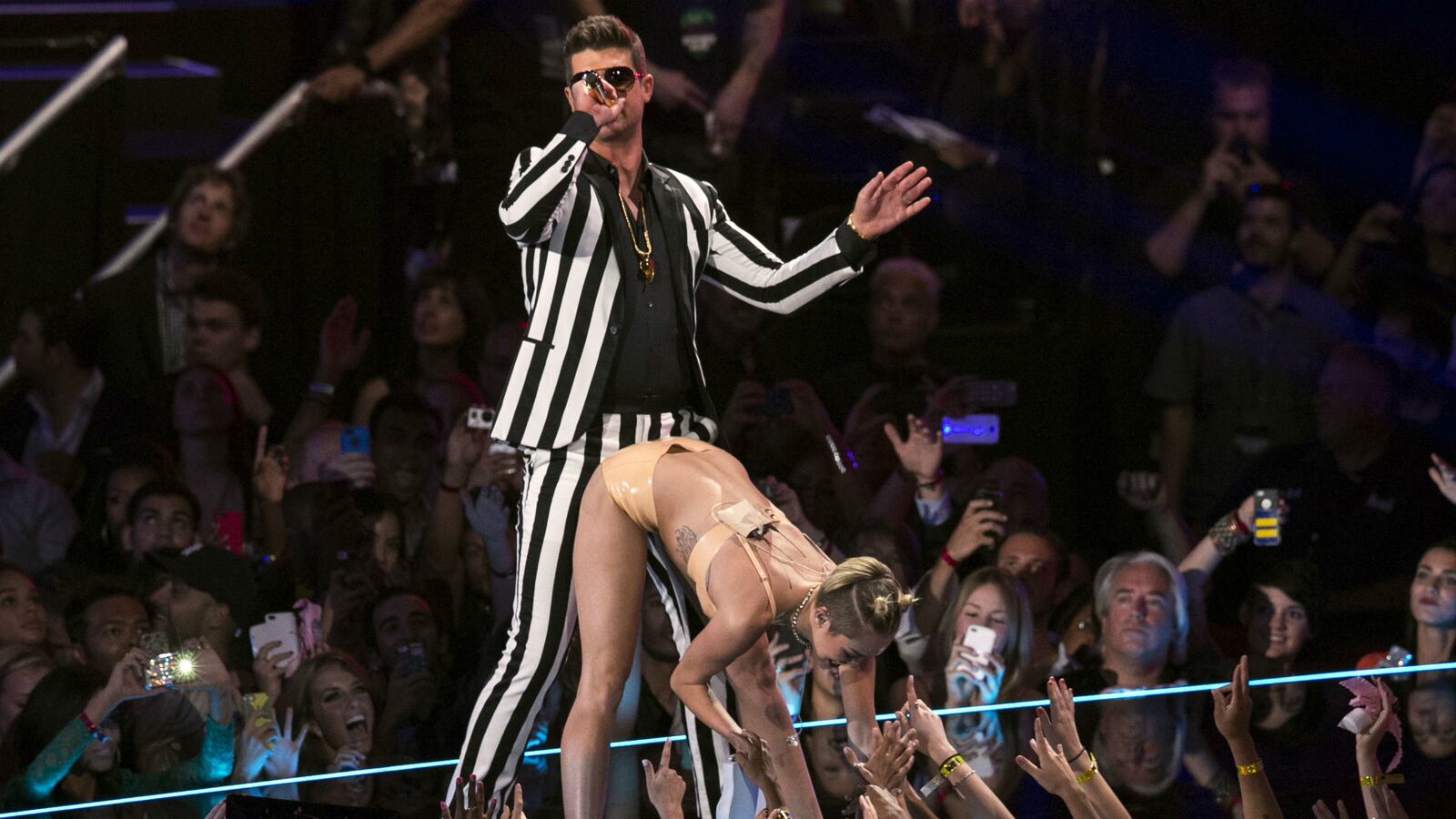 cheats/2015/07/21/miley-cyrus-to-host-mtv-music-awards/150721-miley-cyrus-mtv-vmas-cheat_yhymqw