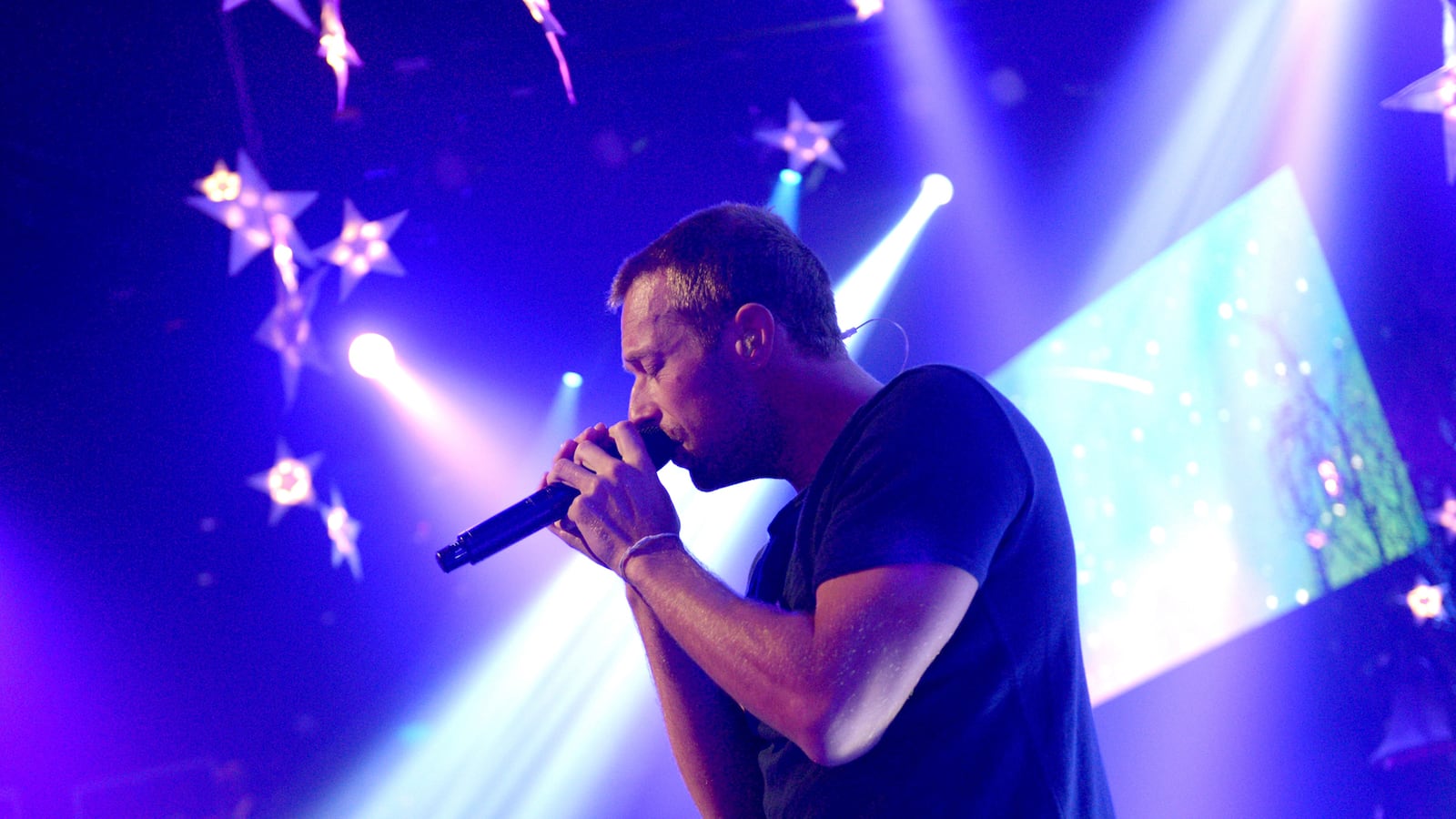 articles/2014/05/20/gwyneth-paltrow-haunts-coldplay-s-self-conscious-breakup-album-ghost-stories/140519-romano-coldplay-tease_p7c19t