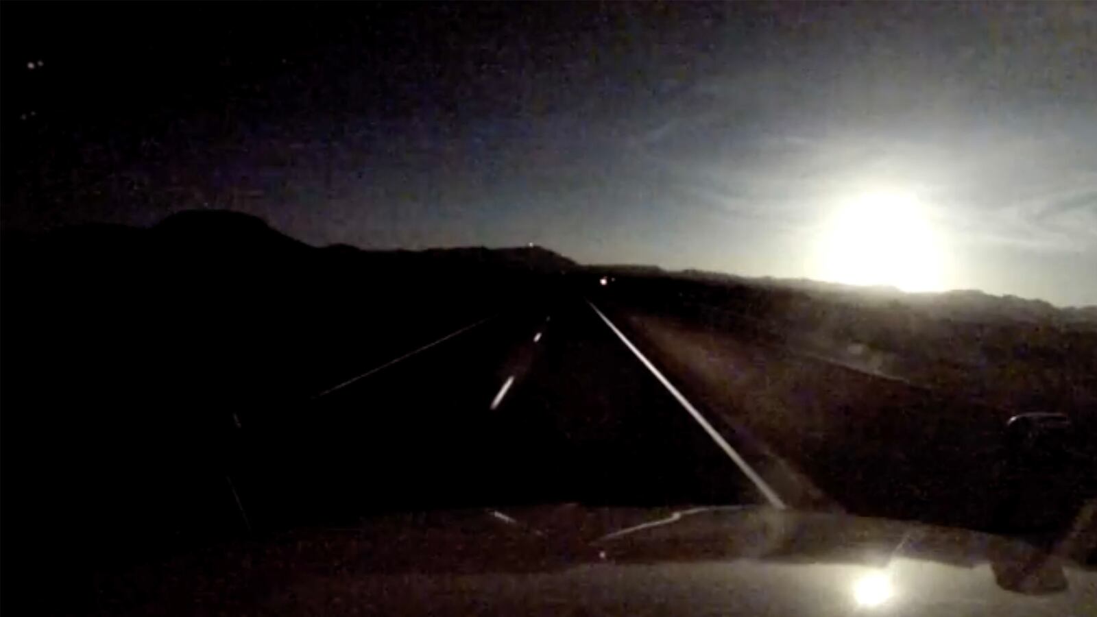 articles/2016/06/02/video-shows-possible-meteor-lighting-up-the-arizona-sky/160602-slattery-arizona-meteor-tease_rpaioe