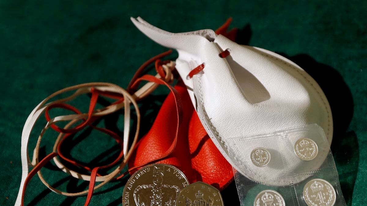 articles/2014/04/17/queen-performs-ancient-duty-of-maundy-money/maundy-money_r29g2k