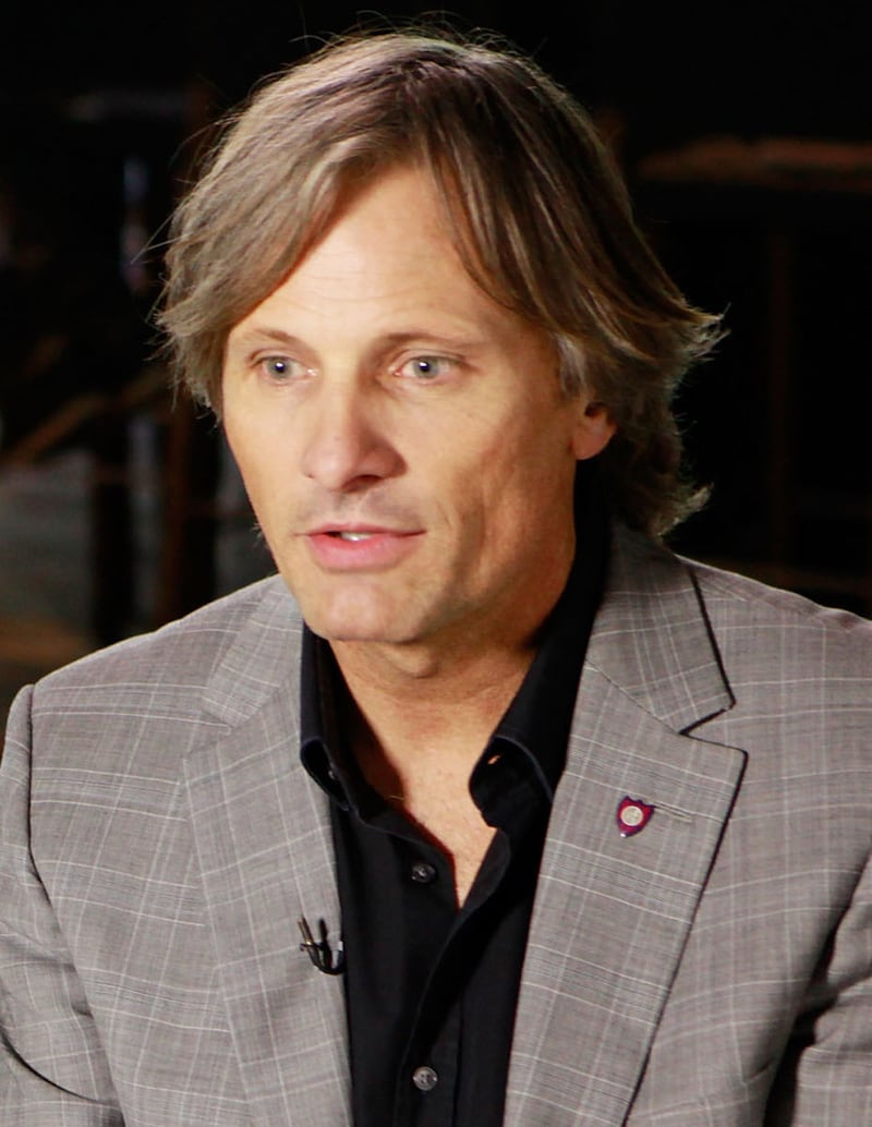 galleries/2012/10/10/lady-gaga-mia-more-star-supporters-of-julian-assange-photos/mortensen-julian-assange-celeb-supporters_qwf968