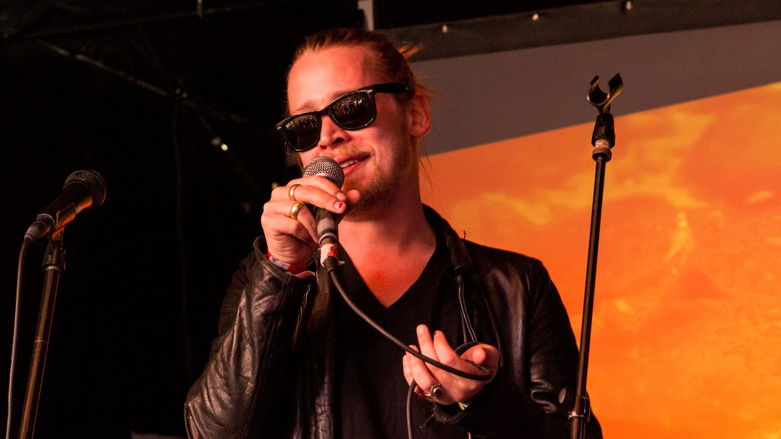 cheats/2014/05/28/macaulay-culkin-booed-off-stage/140528-culkin-band-cheat_cgnqvc