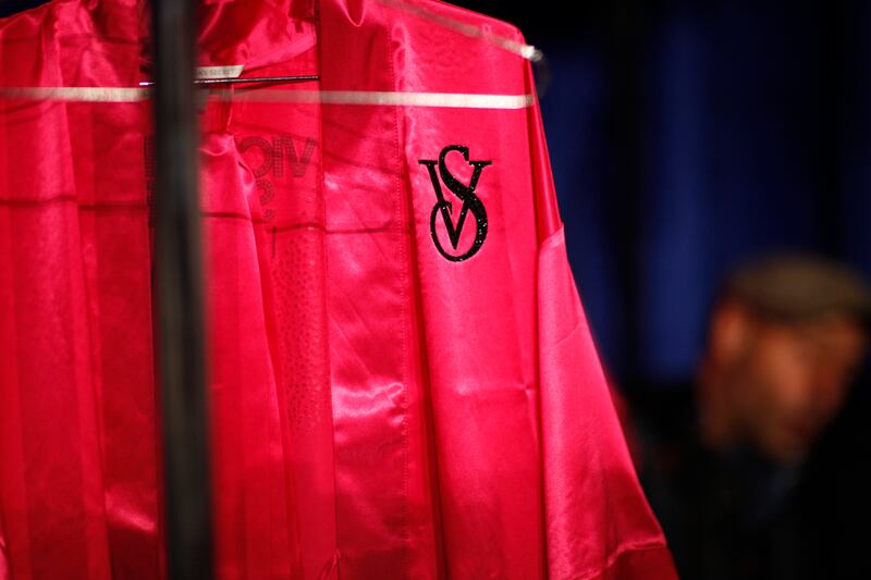 galleries/2011/11/10/backstage-at-the-2011-victoria-s-secret-fashion-show-photos/victorias-secret-tachman04_hc5ckx