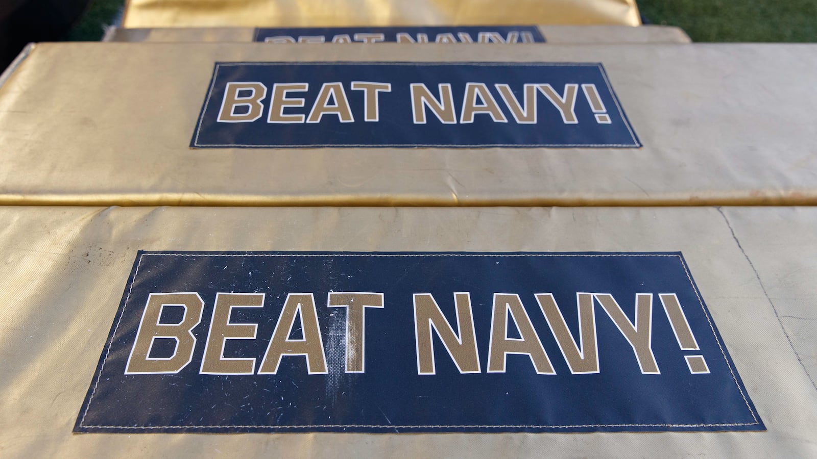 2021-10-26T093345Z_1294405140_MT1USATODAY17029592_RTRMADP_3_NCAA-FOOTBALL-ARMY-AT-WISCONSIN_bcfgs1