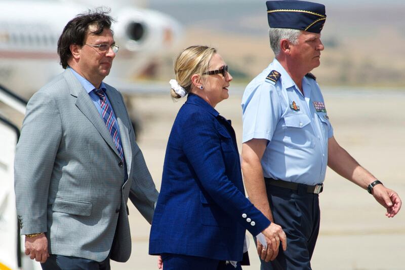 galleries/2011/12/01/stars-in-scrunchies-photos/stars-in-scrunchies-clinton2_yjf8te