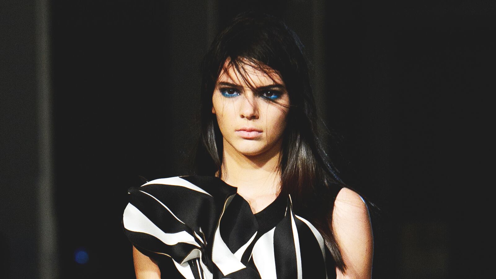 articles/2014/02/18/kendall-jenner-walks-at-london-fashion-week-michelle-rodriguez-confirms-relationship-with-cara-delevingne/140218-kendall-jenner-giles-cheat_wb8kit