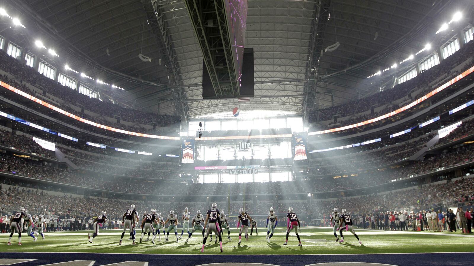 cheats/2015/10/12/gunfire-erupts-at-cowboys-game-1-hurt/151012-cowboys-patriots-gunfire-cheat_duakpa