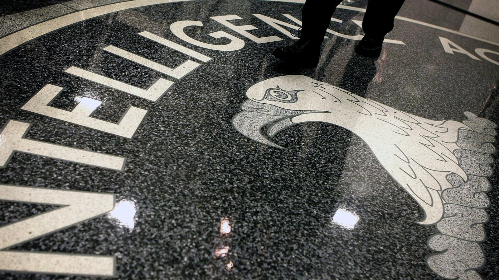 articles/2014/02/24/the-dark-rooms-where-our-secrets-hide/140224-secrets-beck-tease_ksitvu