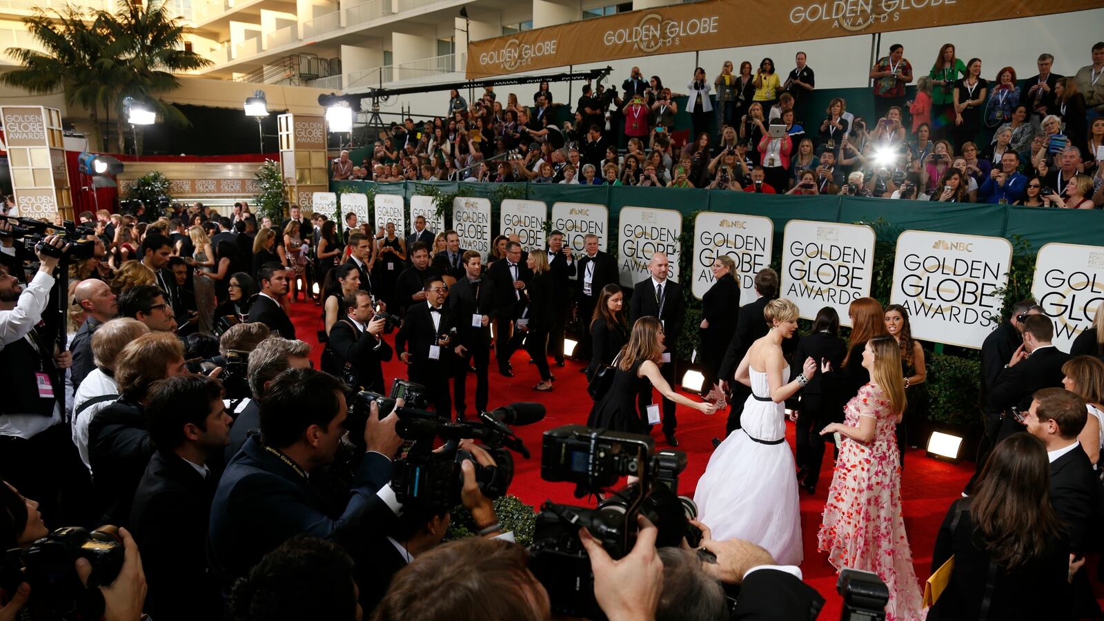 articles/2016/01/10/watch-the-2016-golden-globes-red-carpet-live-stream-online/160110-red-carpet-tease_lwnwxm