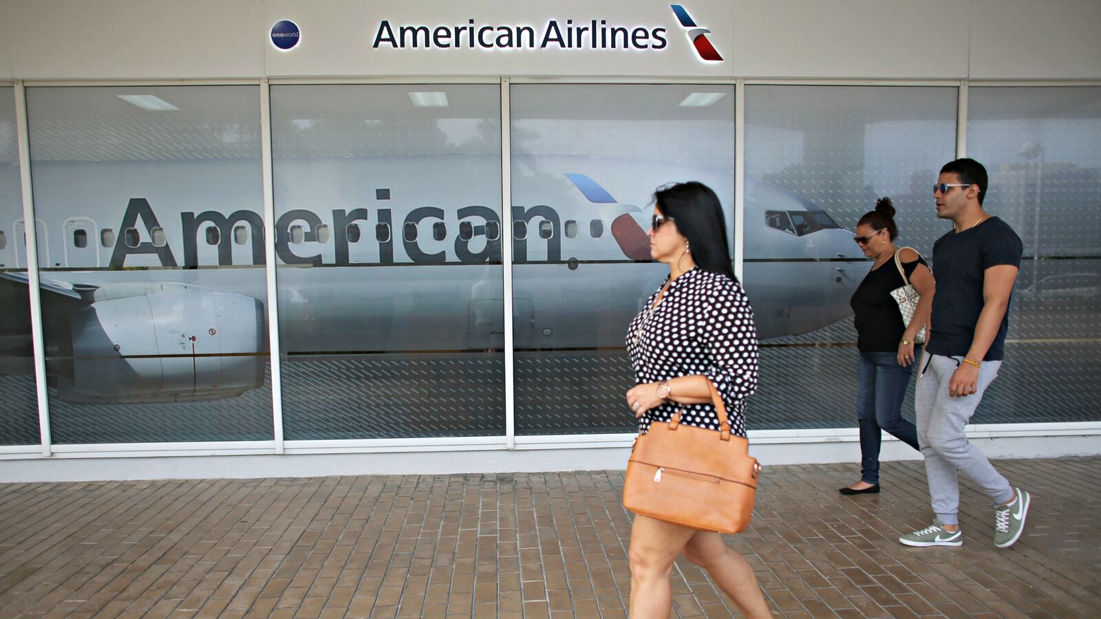 cheats/2016/11/28/first-commercial-u-s-cuba-flight-lands/161128-havana-flight-cheat_tfu9yj