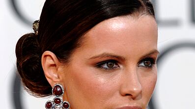 cheats/2009/02/01/super-size-earrings-a-drag/kate-beckinsale-big-earrings_hvjils