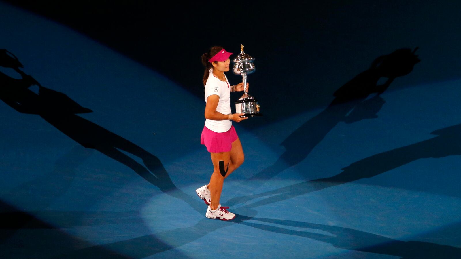 articles/2014/09/19/tennis-star-li-na-says-goodbye-to-the-court-and-puts-the-sport-s-rise-in-asia-in-question/140919-mccarvel-li-na-tease_maoppb