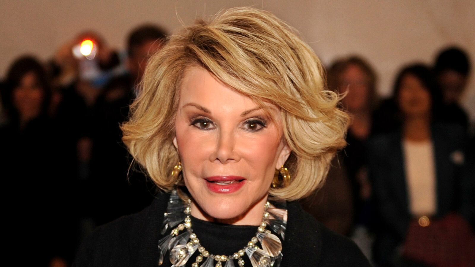 cheats/2014/09/17/doc-took-selfie-while-rivers-was-under/140917-joan-rivers-cheat_rrhczw