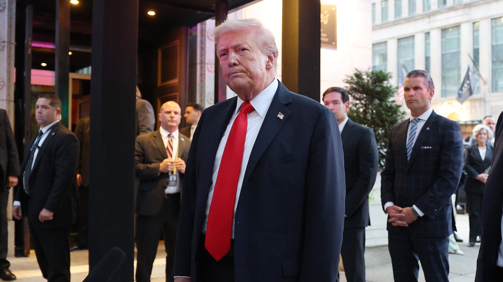 WASHINGTON, DC - SEPTEMBER 09: U.S. President Donald Trump and members of his cabinet and administration, including Secretary of State Marco Rubio, Defense Secretary Pete Hegseth and Vice President JD Vance, arrive for dinner at Joe's Seafood, Prime Steak & Stone Crab on September 09, 2025 in Washington, DC. Trump dined away from the White House as his crime emergency order — which included the deployment of National Guard troops and a surge of federal law enforcement officers — comes to a close. (Photo by Win McNamee/Getty Images)