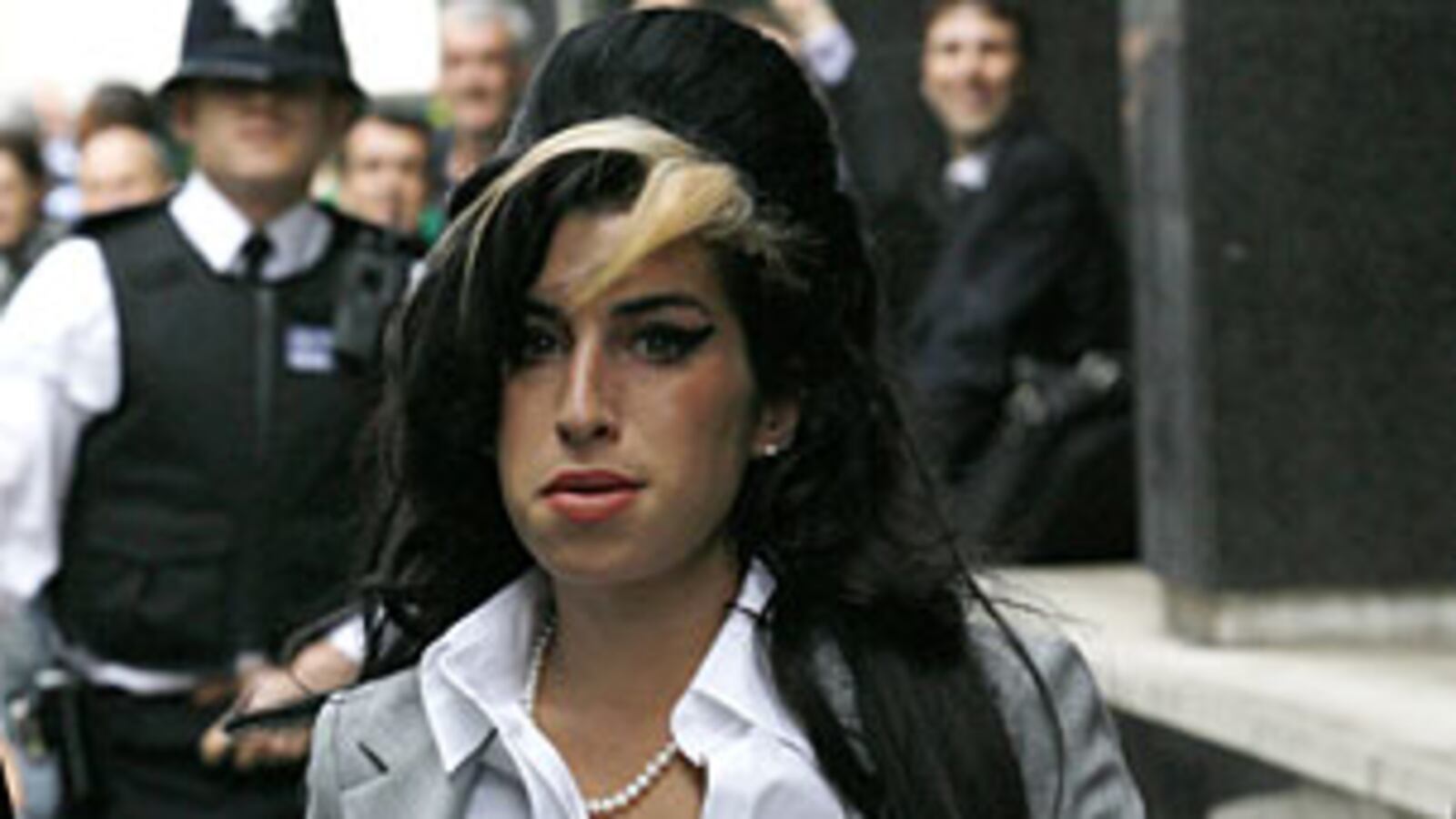 cheats/2009/07/28/winehouse-stole-drugs-from-kate-moss/amy-winehouse-1_dsiagk