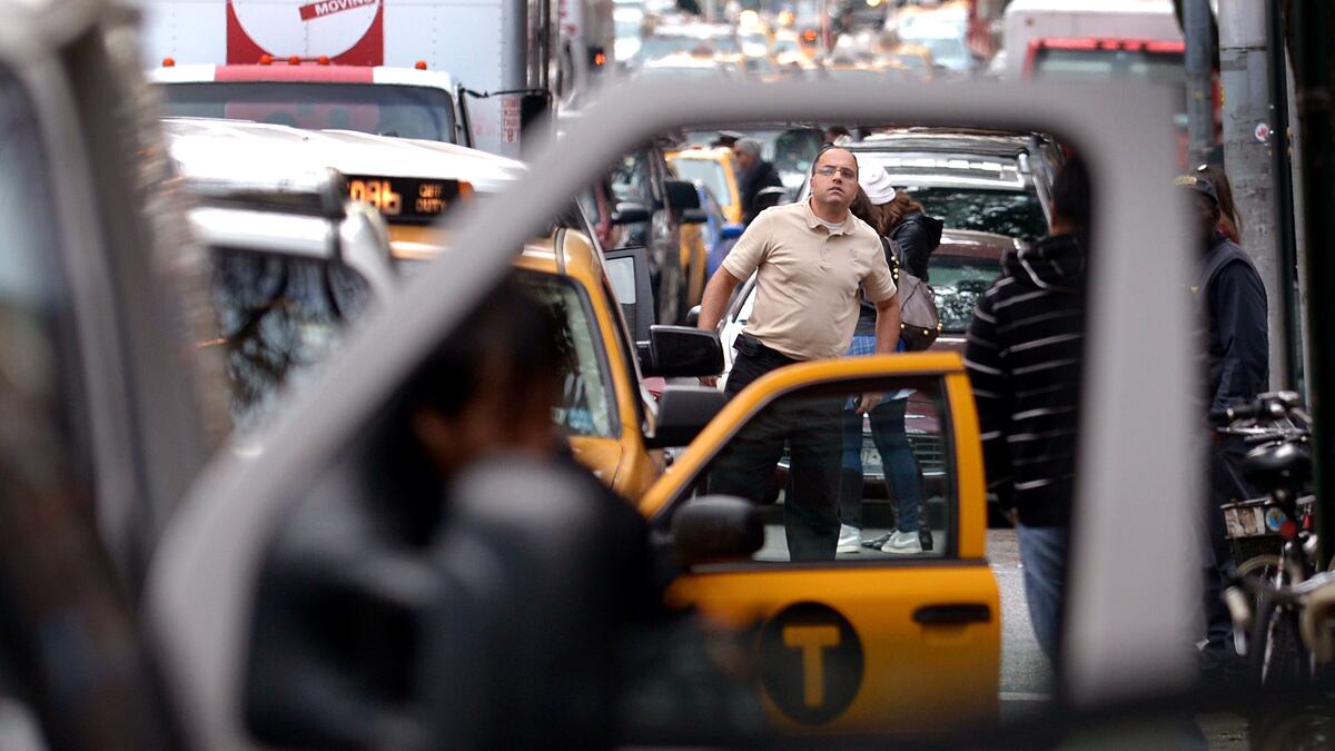 cheats/2012/11/02/gov-cuomo-waves-fuel-tax/gas-lines-reis-dickson-main_rv83pf