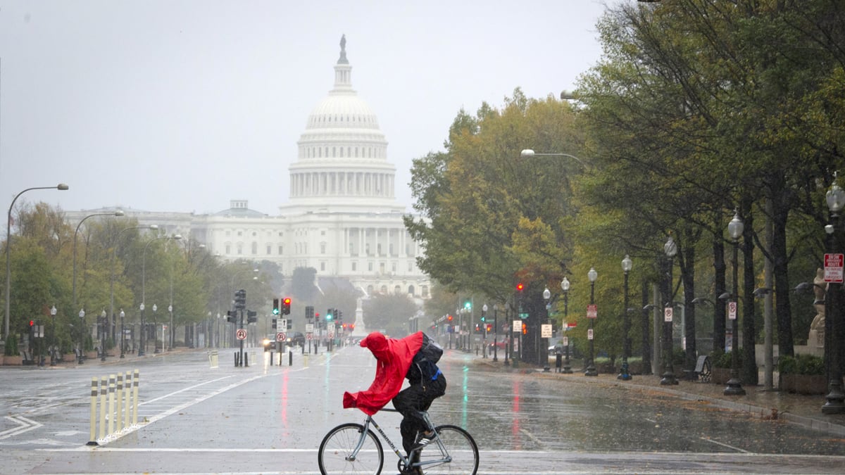 articles/2012/10/30/hurricane-sandy-turns-washington-d-c-into-a-ghost-town/dc-residents-battle-sandy-ashburn_wsnbjf