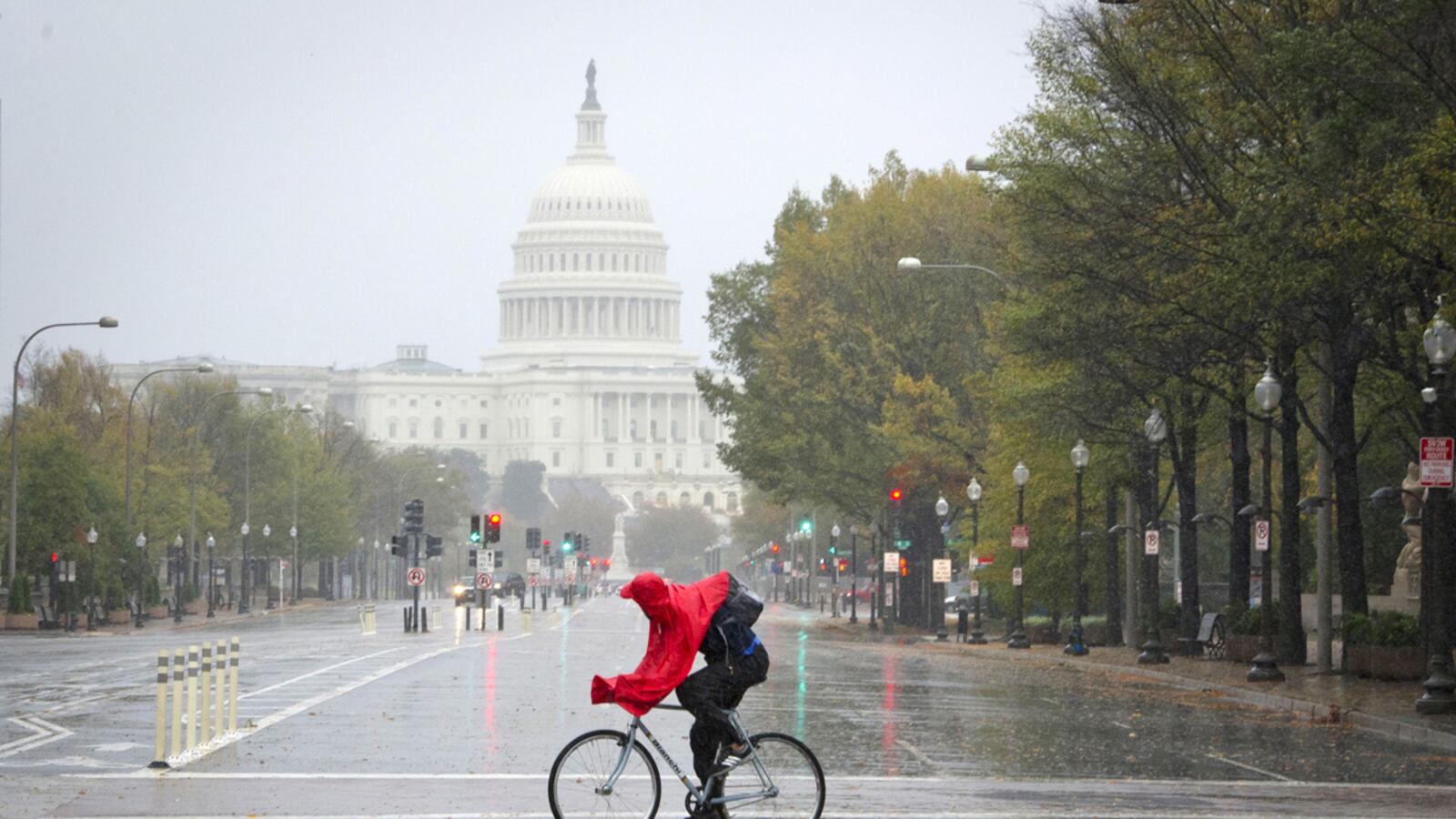 articles/2012/10/30/hurricane-sandy-turns-washington-d-c-into-a-ghost-town/dc-residents-battle-sandy-ashburn_wsnbjf
