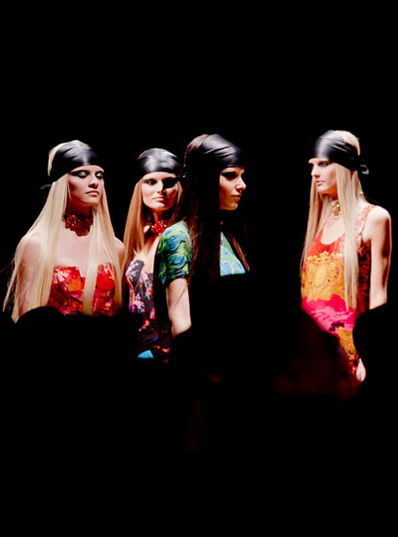 galleries/2011/11/09/versace-for-h-m-photos-from-fashion-show-with-nicki-minaj-prince/versace-gallery-2_wipbzf