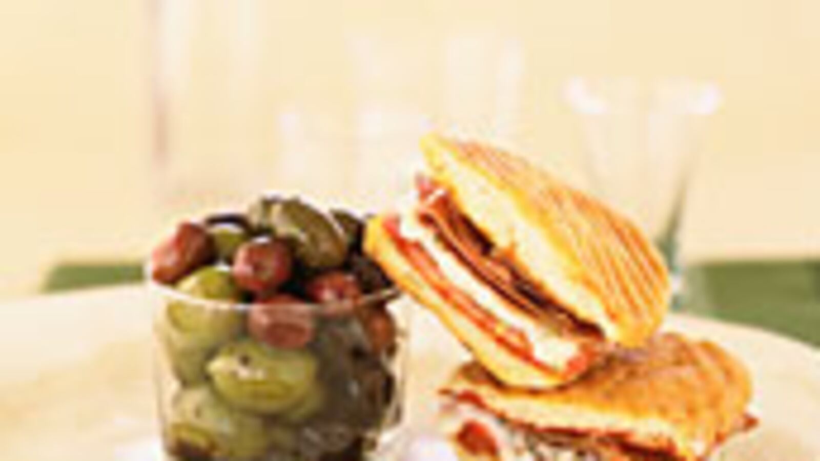 articles/2009/09/08/how-havana-perfected-the-sandwich/pelaez-cuban-sandwich_47555_ze1ozz