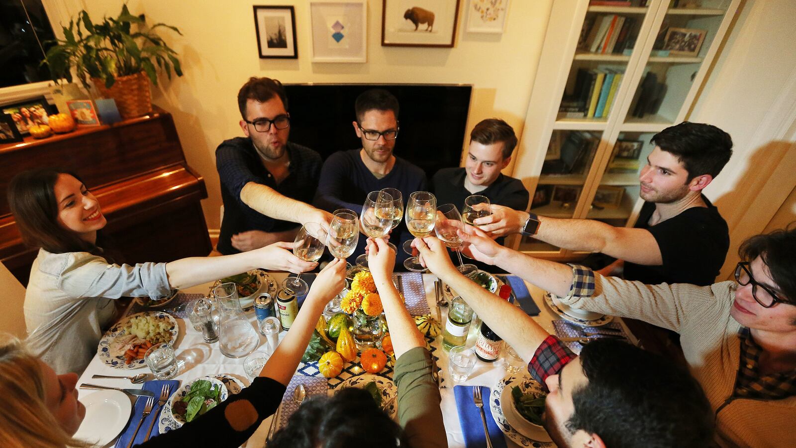 articles/2015/11/26/this-is-how-to-celebrate-friendsgiving/151125-shire-friendsgiving-tease_rtci7i