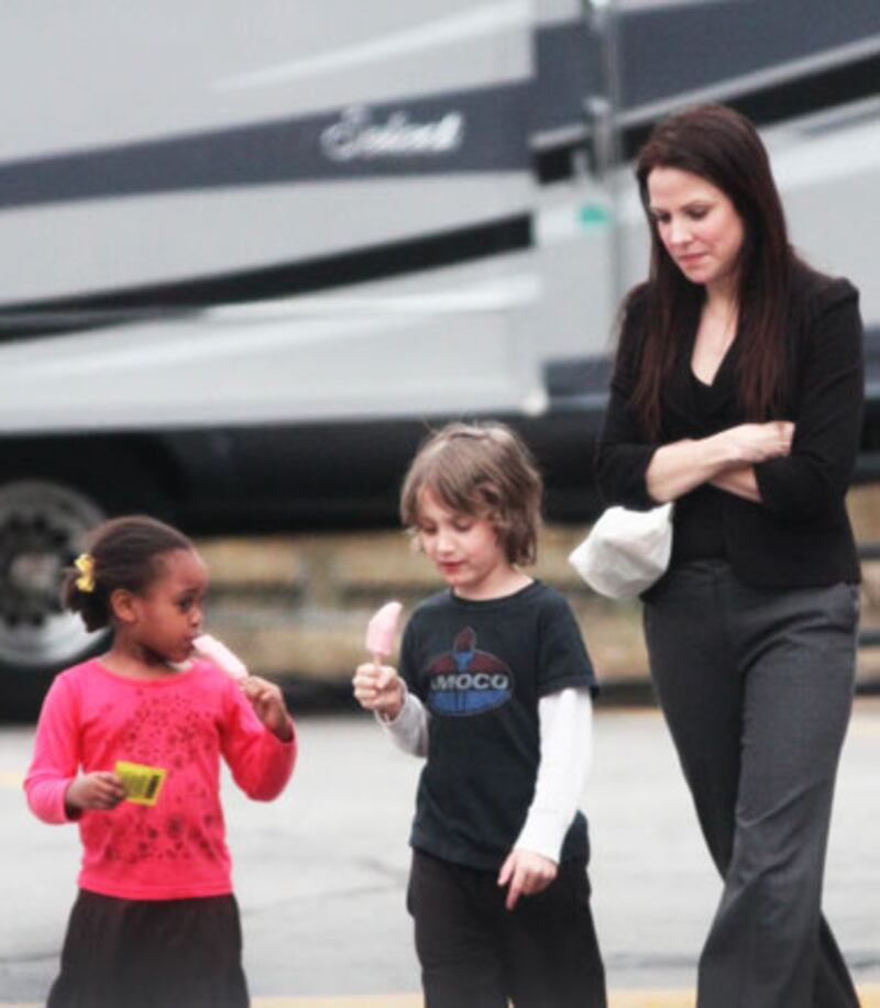 galleries/2010/04/28/single-parent-celebrity-adoptions/single-celeb-parents---parker_ghuycc