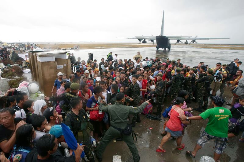 galleries/2013/11/14/aid-arrives-for-typhoon-ravaged-philippines-photos/philippine-aid-gal-2_oyyv8m