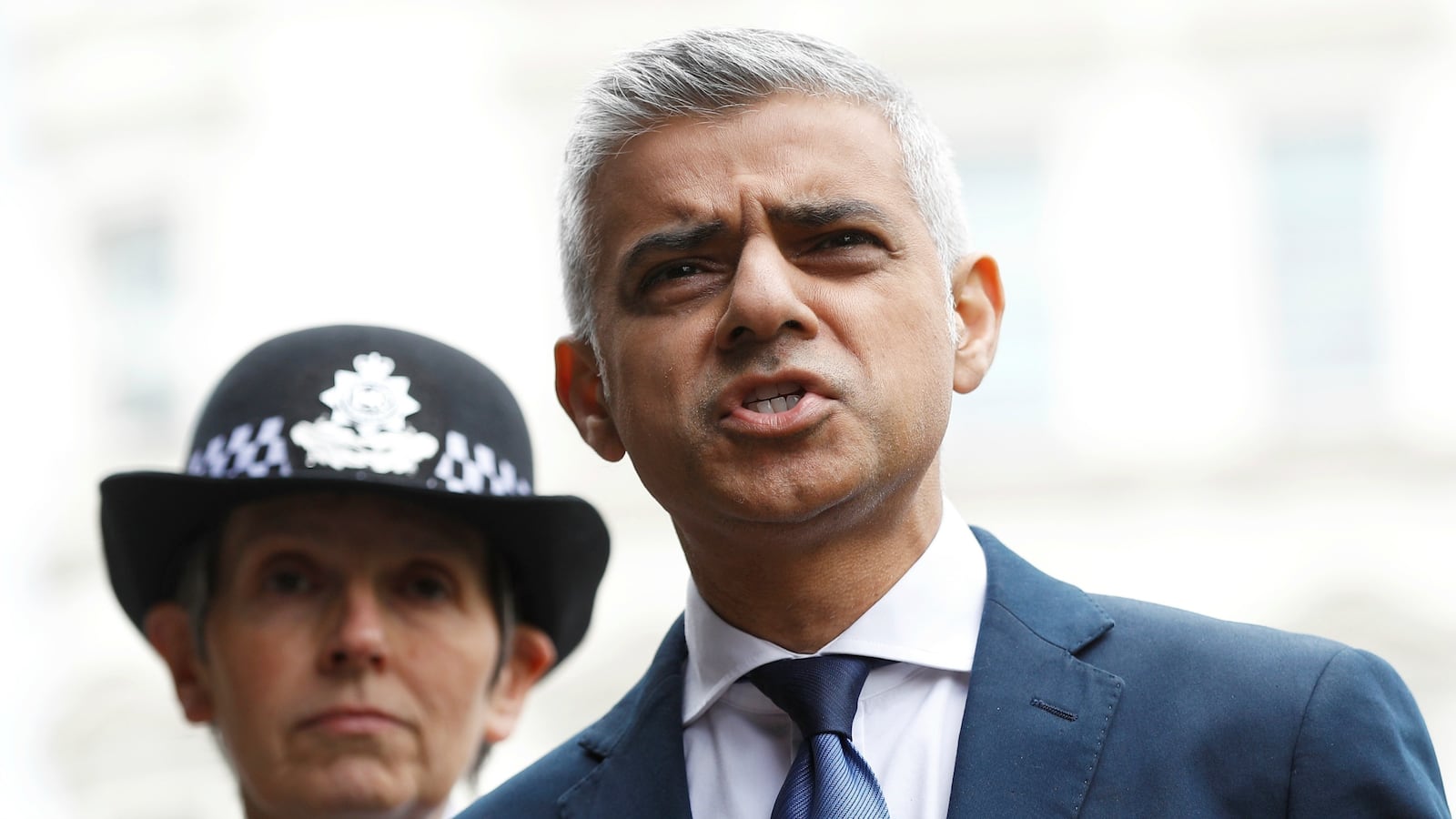 170605-sadiq-khan-trump-uninvite-cheat_ofucps