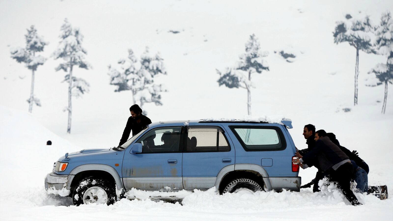 cheats/2017/02/05/more-than-100-dead-in-afghanistan-pakistan-avalanches/170205-avalanches-cheat_gyvdpn