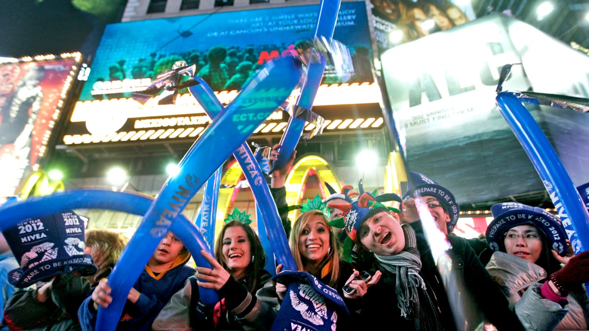 cheats/2012/01/01/world-rings-in-20120/new-years-eve-2012-times-square-box_tq84qa