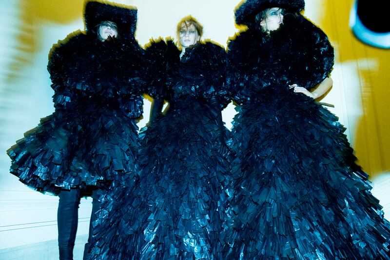 galleries/2013/03/07/backstage-at-paris-fashion-week-fall-2013-photos/130306-fashion7_hobelh