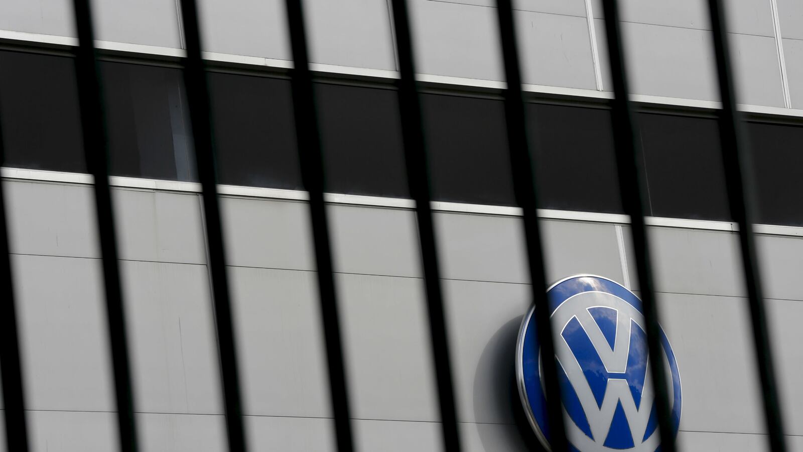 cheats/2015/11/26/south-korea-recalls-125k-vw-vehicles/151108-volkswagen-manager-cheat_z8eh13