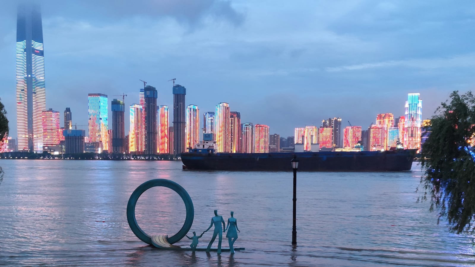 2021-05-27T110343Z_1284597680_RC2VNN9Q00P1_RTRMADP_3_CHINA-WEATHER-FLOODS_vjqgi6