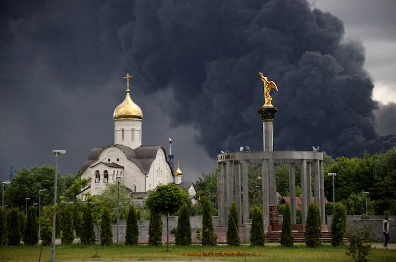 FILE PHOTO: Smoke rises from an oil refinery following a Ukrainian drone attack in the course of Russia-Ukraine conflict, in Moscow, Russia, June 18, 2026, in this picture obtained from social media. SOCIAL MEDIA/via REUTERS  THIS IMAGE HAS BEEN SUPPLIED BY A THIRD PARTY.//File Photo