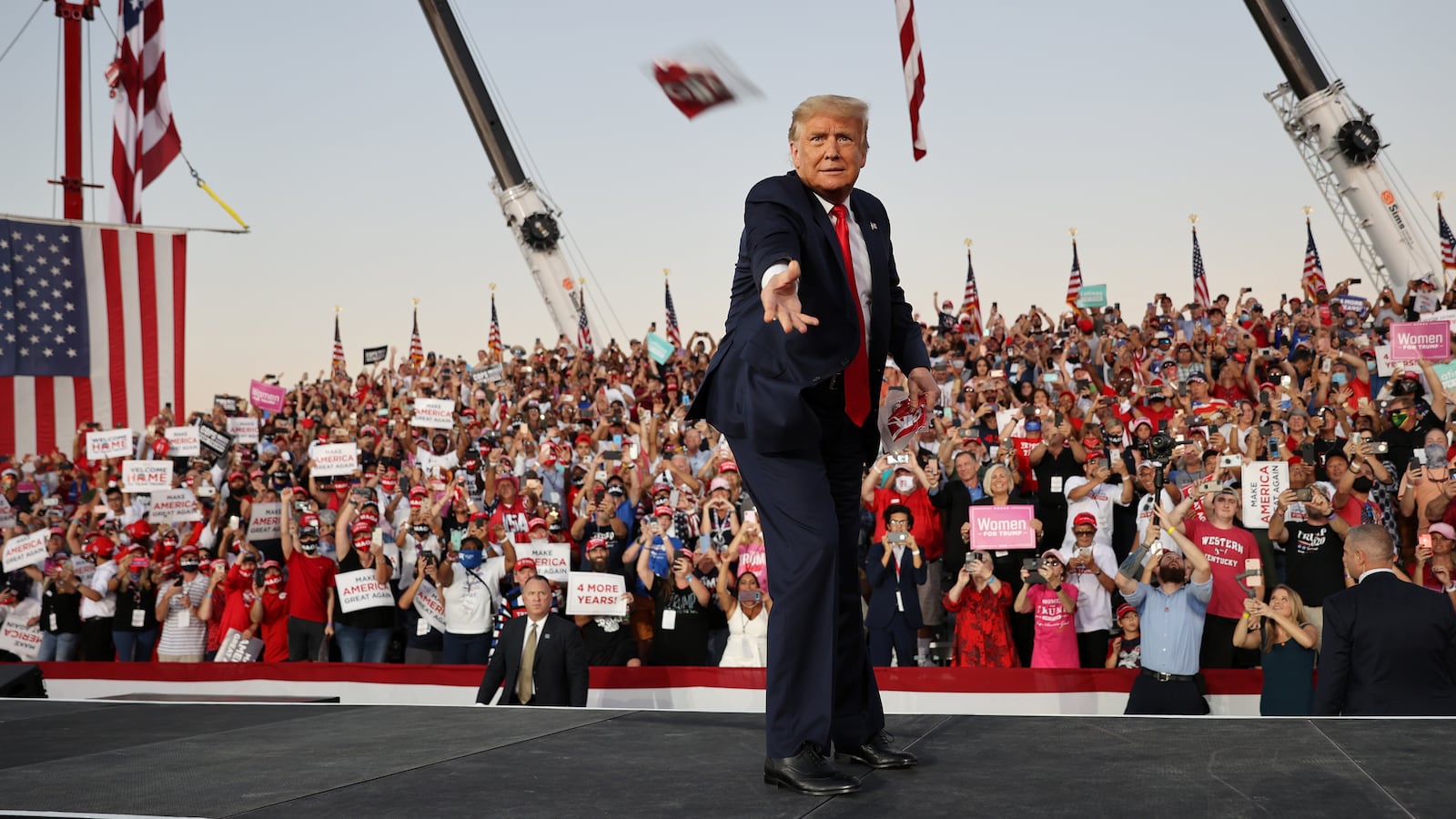 2020-10-13T015319Z_1102416744_RC2DHJ9BMTC8_RTRMADP_3_HEALTH-CORONAVIRUS-TRUMP_cfh3ic