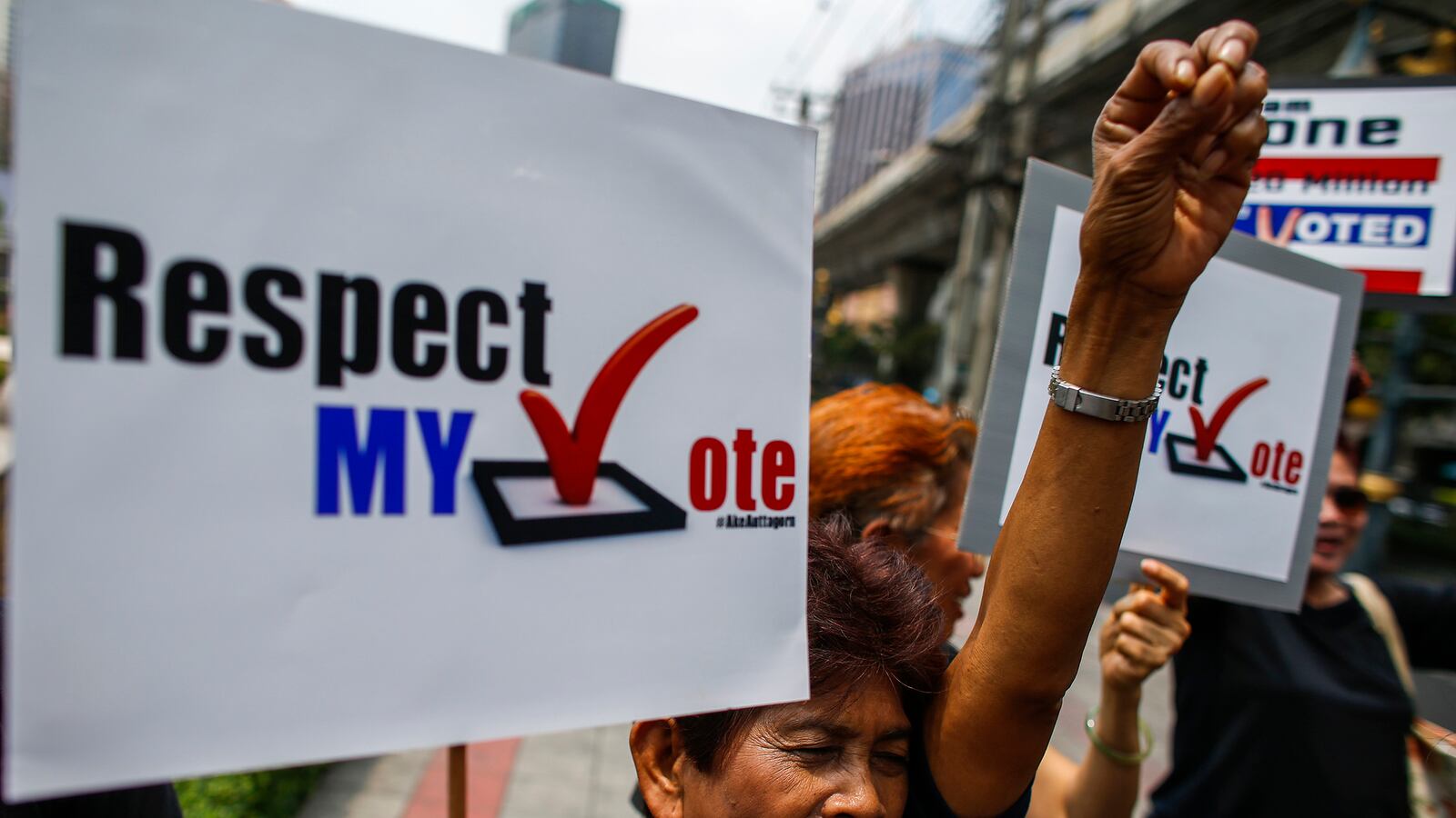 articles/2014/03/21/thailand-into-the-void/140321-samuels-thailand_oysre9