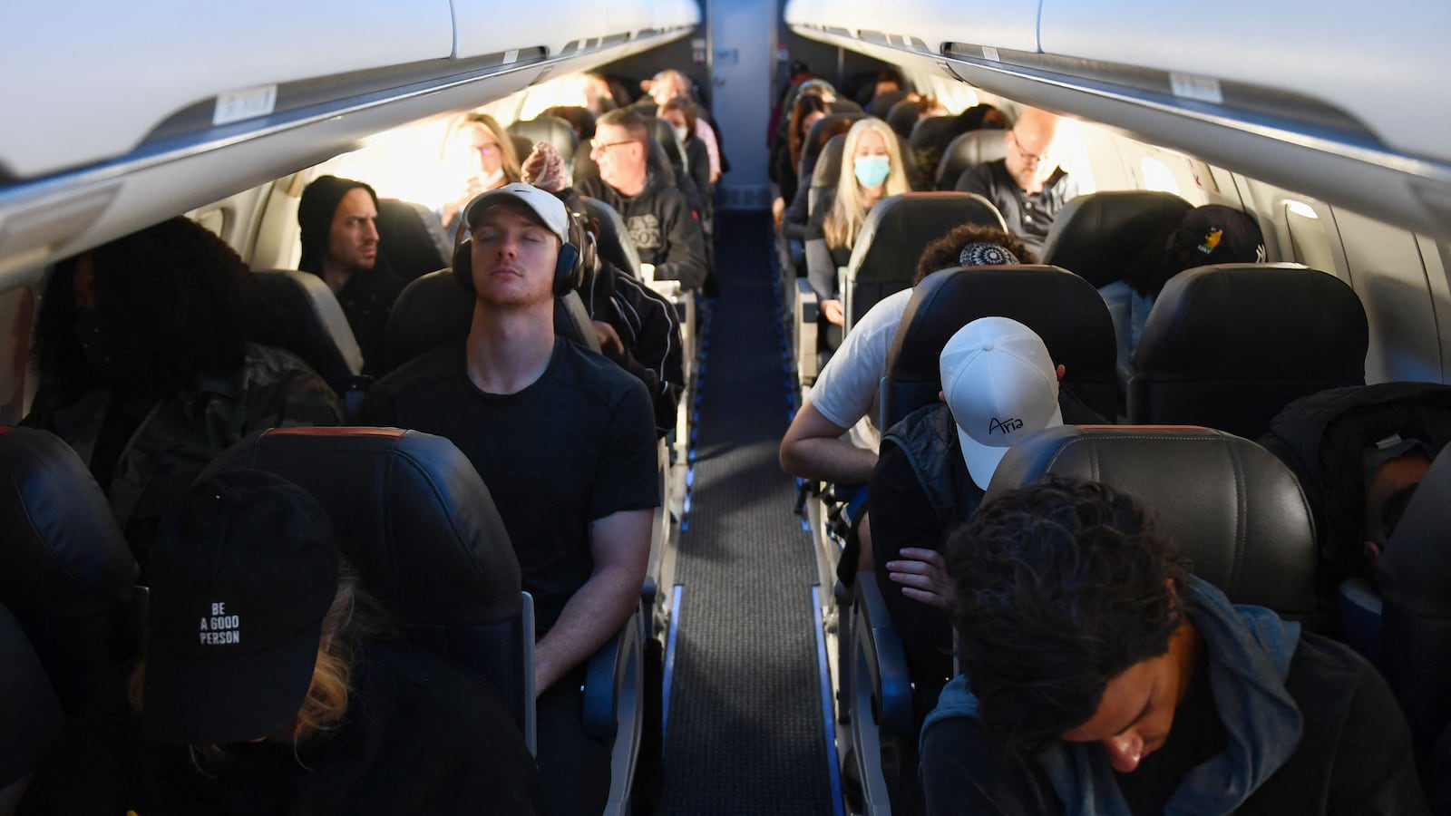 220419-masks-mandate-airlines-tease-01_b4fs3m